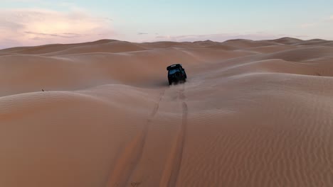 Die-Drohne-Folgt-Einem-Schwarzen-Auto,-Das-Durch-Die-Wüste-In-Tunesien-Fährt.-Luftaufnahmen-In-4K