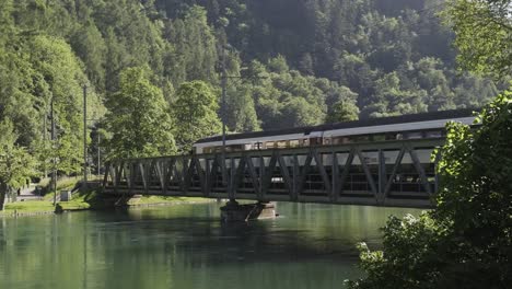 Zug-Fährt-über-Die-Aarebrücke