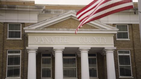 Manatee-County-Gerichtsschreiber-Mit-Flatternder-US-Flagge