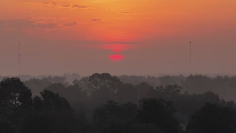 Drohnenansicht-Des-Sonnenaufgangs-über-Dem-Ländlichen-Alabama