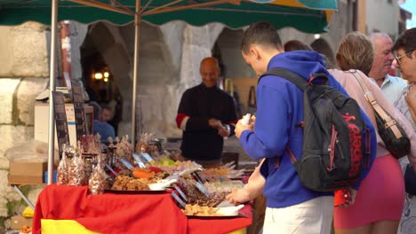 Auf-Dem-Altstadtmarkt-Von-Annecy-Bieten-Viele-Lokale-Erzeuger-Und-Produzenten-Selbstgebackenes-Brot-An