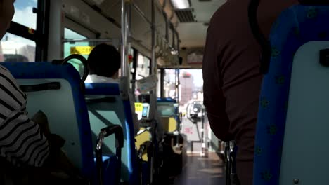 Statische-Innenaufnahme-Eines-öffentlichen-Busses-In-Kanazawa,-Japan