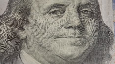 Retrato-De-Benjamin-Franklin-En-Billetes-De-100-Dólares,-Macro-Cierre-Con-El-Billete-Moviéndose-Lentamente