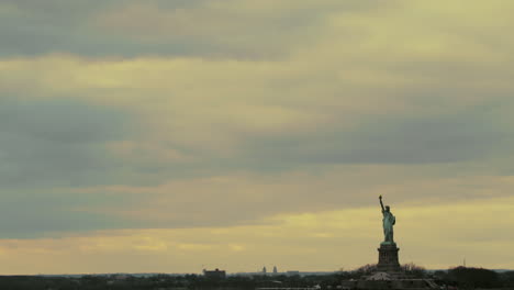 Pastellfarbener-Himmel-über-Dem-New-Yorker-Hafen-Und-Der-Freiheitsstatue