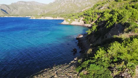 Dynamische-Luftvideodrohne-Einer-Felsigen-Küste-Auf-Mallorca