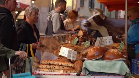 El-Mercado-Del-Casco-Antiguo-De-Annecy-Puede-Ofrecer-Alimentos-Frescos-Y-Otros-Productos-Locales-Y-Orgánicos.