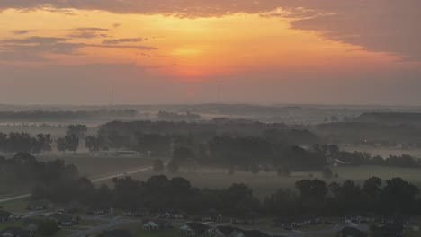 Drohnenansicht-Des-Sonnenaufgangs-über-Ländlichem-Ackerland-In-Alabama