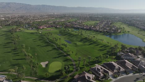 Golfplatz-Heritage-Palms-In-Indio,-Kalifornien,-Mit-Drohnenvideo,-Das-Sich-Von-Links-Nach-Rechts-Bewegt