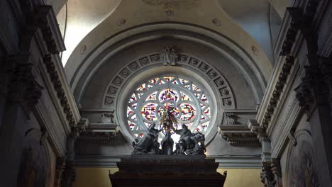 El-Impresionante-Vitral-Sobre-El-Altar-Mayor-De-La-Iglesia-De-Notre-Dame-de-liesse.
