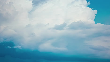 Weiße,-Flauschige-Wolken-Mit-Tiefblauer-Farbe,-Zeitrafferansicht