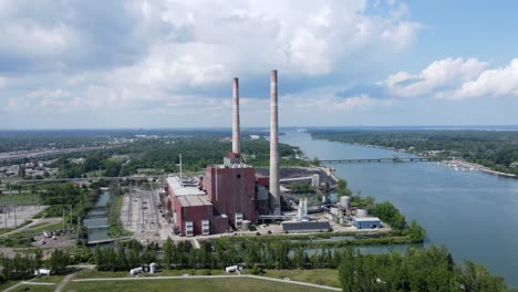 Trenton-Channel-Coal-Power-Plant,-near-Grosse-Ile,-on-the-Detroit-River,-Michigan,-USA