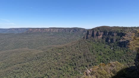 Pan-Left-View-Over-Blue-Mountains-To-Reveal-The-Three-sisters,-Australia
