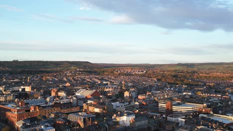 Aerial-backward-shot-of-long-stretched-city-during-daytime-in-Scarborough-North-Yorkshire,-England