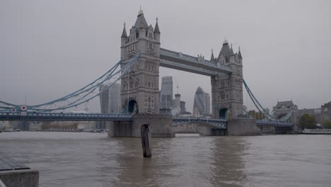 Die-Berühmte-Tower-Bridge-In-London-Mit-Bewölktem-Himmel-Spiegelt-Das-Englische-Erbe-Und-Die-Englische-Architektur-Wider