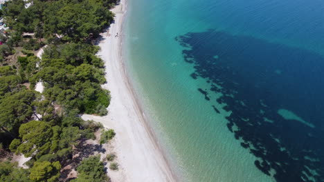Ein-Blick-Auf-Den-Unberührten-Strand-Von-Xylokastro,-Griechenland