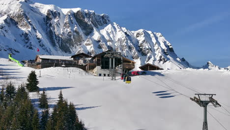 Bunte-Seilbahnen-Fahren-An-Einem-Sonnigen-Wintertag-In-Die-Bergstation-Tschentenegg-In-Adelboden,-Schweiz