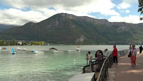 Muchos-Turistas-Toman-Fotografías-Del-Lago-De-Annecy.