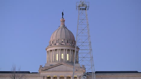 Blaue-Stunde,-Nach-Unten-Geneigte-Aufnahme-Des-Oklahoma-State-Capitol-Gebäudes-In-Oklahoma-City,-Oklahoma