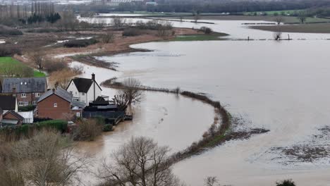 Haus-Am-Rande-Einer-Brücke,-Essex-Roding-Valley,-Überschwemmungen,-Drohne,-Luftaufnahme