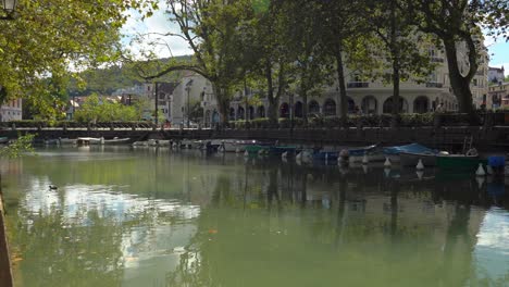 Ein-Symbolträchtiger-Fluss-Von-Annecy-–-Hier-Wimmelt-Es-Von-Privatbooten