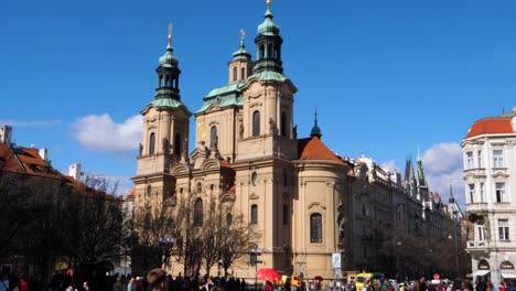 Iglesia-De-San-Nicolás-En-La-Plaza-De-La-Ciudad-Vieja-De-Praga,-República-Checa