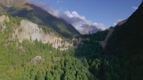 Paisaje-De-La-Ruta-De-Las-Palmeras-De-Nepal-Manang,-Circuito-De-Annapurna-Verde-Con-Drones,-Montañas-Y-Colinas-4k