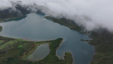 Video-Aéreo-Con-Drones-Del-Famoso-Lago-Lagoa-Do-Fogo-En-La-Isla-De-Sao-Miguel,-Azores