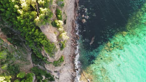 Luftaufnahme-Der-Küste-Mallorcas,-Klares-Blaues-Wasser-Und-Felsige-Berge