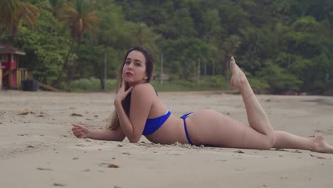 El-Disfrute-De-Una-Modelo-De-Bikini-Se-Convierte-En-El-Patio-De-Recreo-Perfecto-Para-La-Playa-De-Una-Isla-Tropical-En-Trinidad-Y-Tobago.