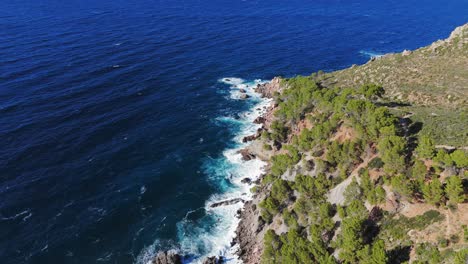 Tiefblaue-Wellen-Des-Mittelmeers-Plätschern-Auf-Den-Felsigen-Klippen-Auf-Mallorca,-Spanien
