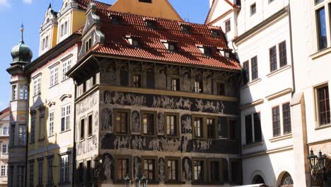 Casa-Al-Minuto-next-to-the-Prague-Astronomical-Clock,-Czech-Republic