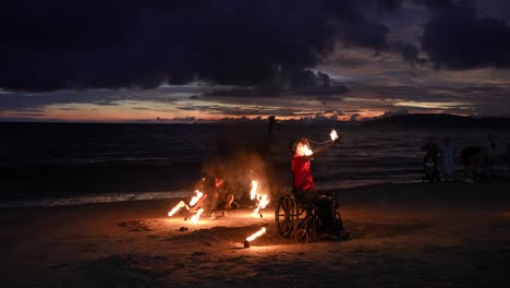 Männer-Im-Rollstuhl-Führen-Nachts-Eine-Feuershow-Am-Strand-Von-Krabi-In-Thailand-Auf