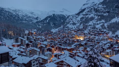 Sonnenuntergangs-Zeitraffer-Des-Dorfes-Zermatt-Vom-Matterhorn-Aussichtspunkt-Mit-Blick-Auf-Das-Wunderschöne,-Ruhige-Dorf
