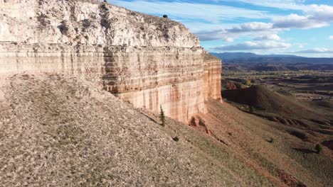 Luftanflug-Auf-Eine-Klippenwand-Im-Roten-Canyon-Von-Teruel
