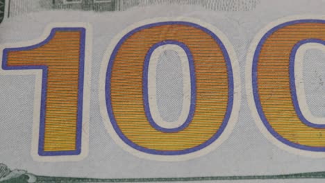 Billete-De-100-Dólares,-Primer-Plano-Macro-Del-Número-100-Moviéndose-Lentamente-De-Derecha-A-Izquierda