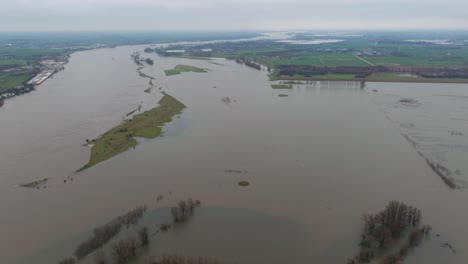 Weitwinkel-Luftaufnahme-Der-Überschwemmungen-Rund-Um-Den-Fluss-Waal-Und-Poederoijen