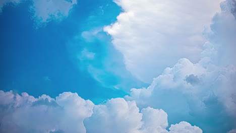 Zeitraffer,-Der-Verschiedene-Wolkenschattierungen-Am-Blauen-Himmel-Bewegt