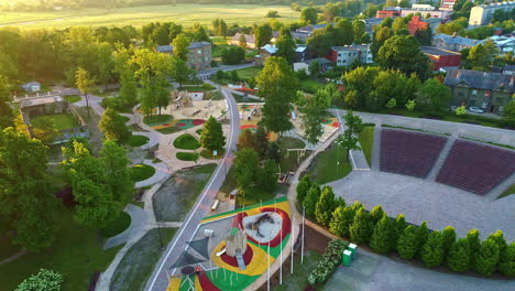 Neuentwicklung-Eines-Modernen,-Komplexen-Spielplatz--Und-Spazierparkbereichs-In-Einem-Vorort-Der-Stadt