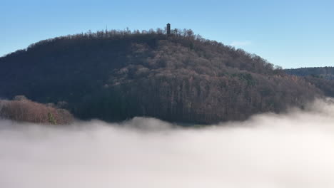 Niebla-Matutina-Moviéndose-Lentamente-Debajo-De-Un-Denso-Bosque-En-Sunneberg-Maispach-Suiza-En-Un-Día-Soleado