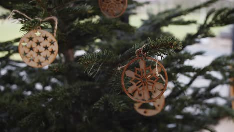 Hängende-Traditionelle-Minimalistische-Weihnachtsdekoration-Aus-Holz-Am-Baum