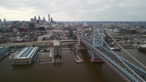 Luftdrohnenaufnahme-Der-Ben-Franklin-Bridge-Mit-Der-Skyline-Von-Philadelphia,-Pennsylvania-Im-Hintergrund