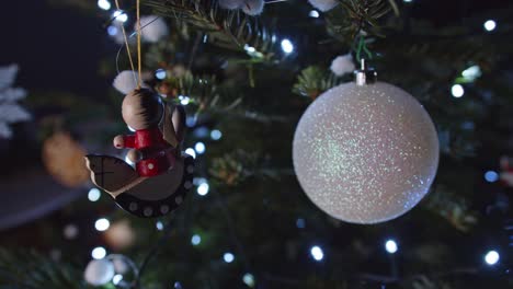 Einschalten-Der-Lichter-Am-Geschmückten-Weihnachtsbaum,-Dunkel-4k