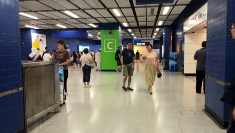 Passanten-An-Einer-U-Bahn-Station-In-Der-Stadt-Hongkong,-China