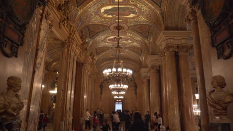 Menschen-Gehen-Durch-Die-Goldenen,-Luxuriösen-Korridore-Des-Palais-Garnier