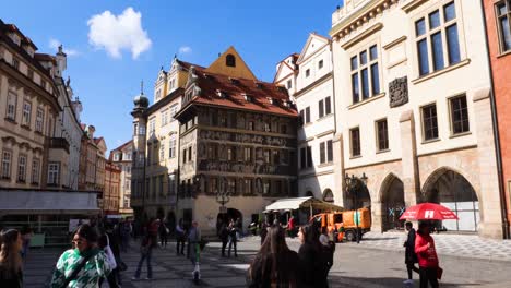 Old-town-square,-Casa-Al-Minuto-next-to-the-Prague-Astronomical-Clock,-Czech-Republic