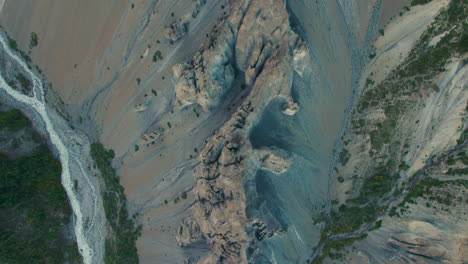 Annapurna-Circuit-Landschaft-Drohnenaufnahme-Einzigartige-Struktur-Aus-Steinen,-Algen-Und-Flüssen-Umgeben-Nepalesische-Natur-4k