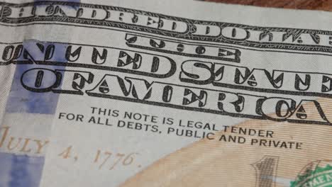 100-USD-Banknote-Bewegt-Sich-Langsam-In-Die-Nähe-Der-Kamera,-Textmakro-Aus-Nächster-Nähe