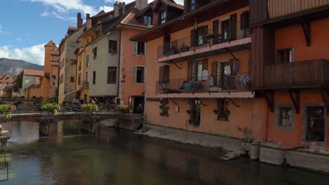 In-Der-Nähe-Der-Bunten-Häuser-Fließt-Ein-Symbolträchtiger-Fluss-Von-Annecy