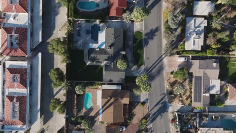 Palmenwüste,-Kalifornien,-Drohnenvideo-über-Dem-Kopf-Der-Nachbarschaft,-Mittlere-Aufnahme