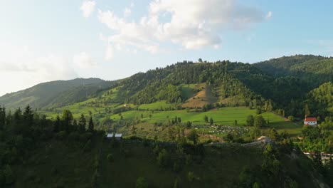 Palanca-Dorf,-Kreis-Bacau,-Westmoldawien,-Rumänien---Malerische-Berglandschaften,-Die-Während-Der-Sommersaison-Mit-Viel-Grün-Geschmückt-Sind---Drohne-Fliegt-Vorwärts